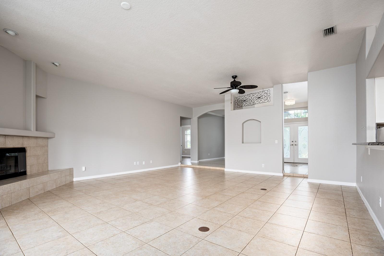 290 LESLIE LN