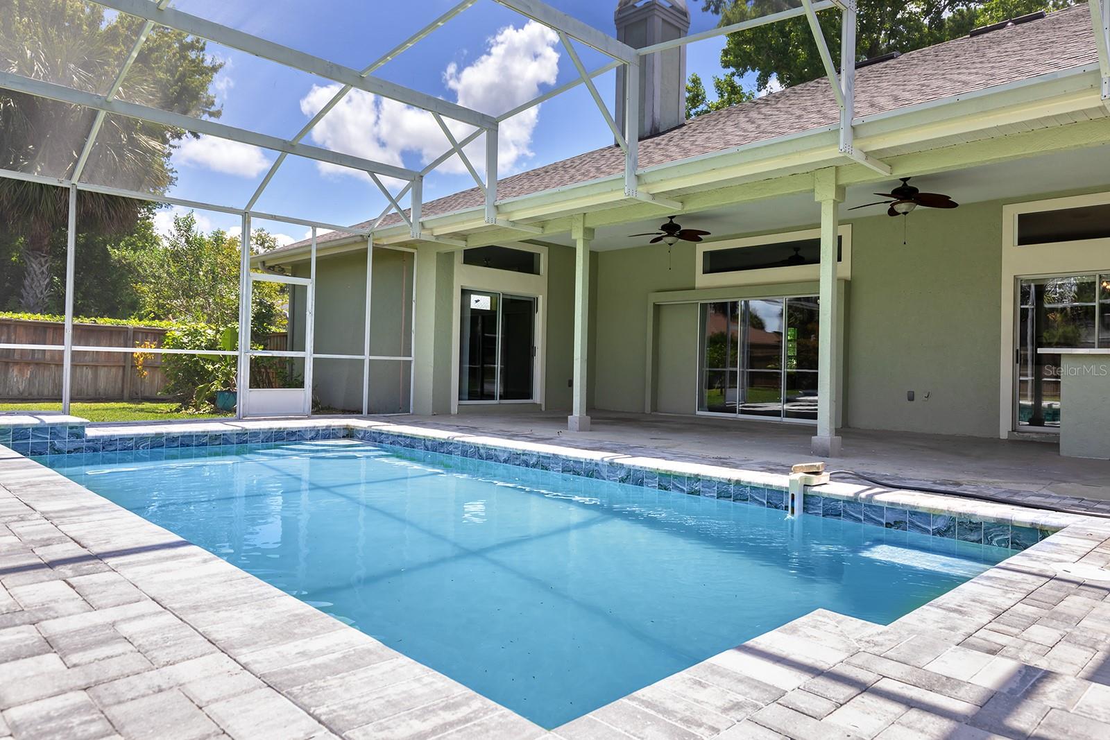 290 LESLIE LN