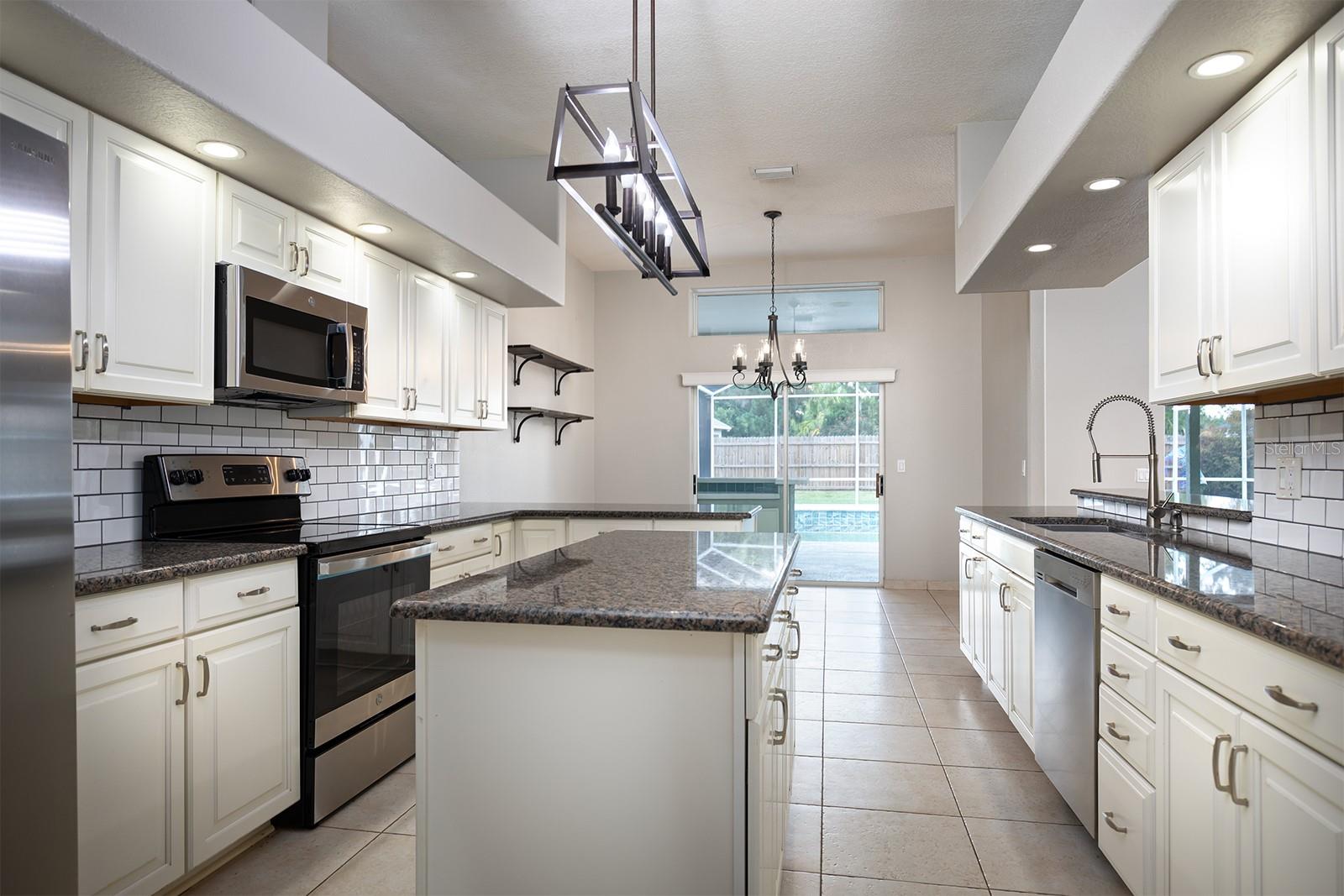 290 LESLIE LN