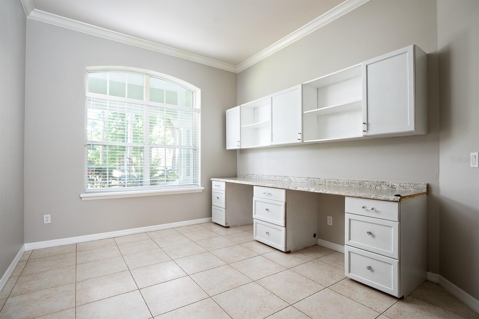 290 LESLIE LN