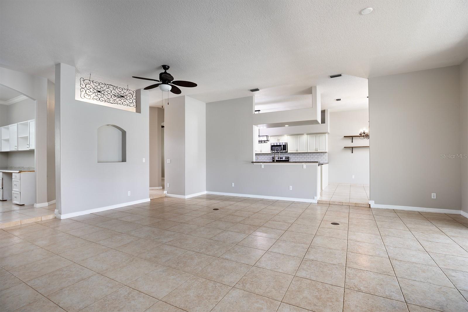 290 LESLIE LN