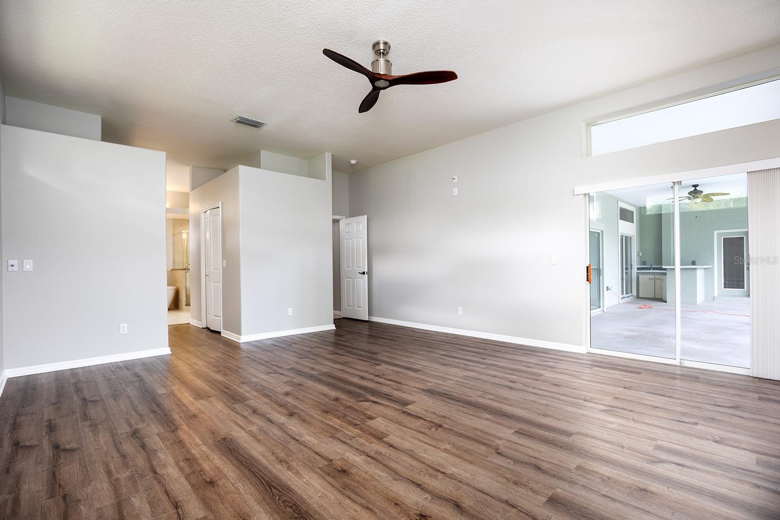 290 LESLIE LN