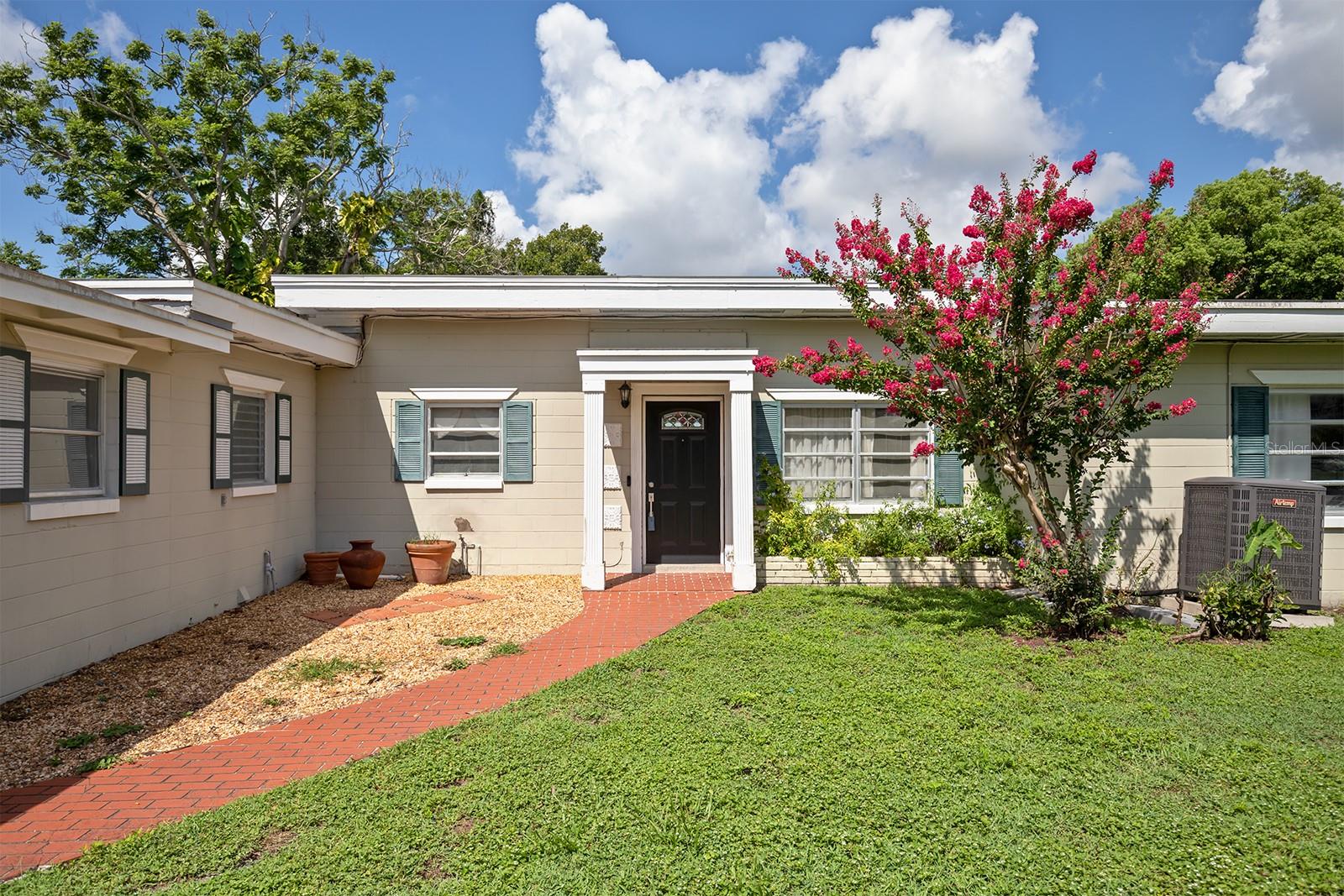 554 QUEENS MIRROR CIR