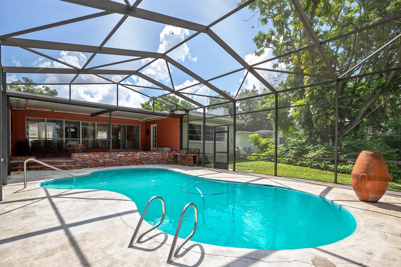 554 QUEENS MIRROR CIR