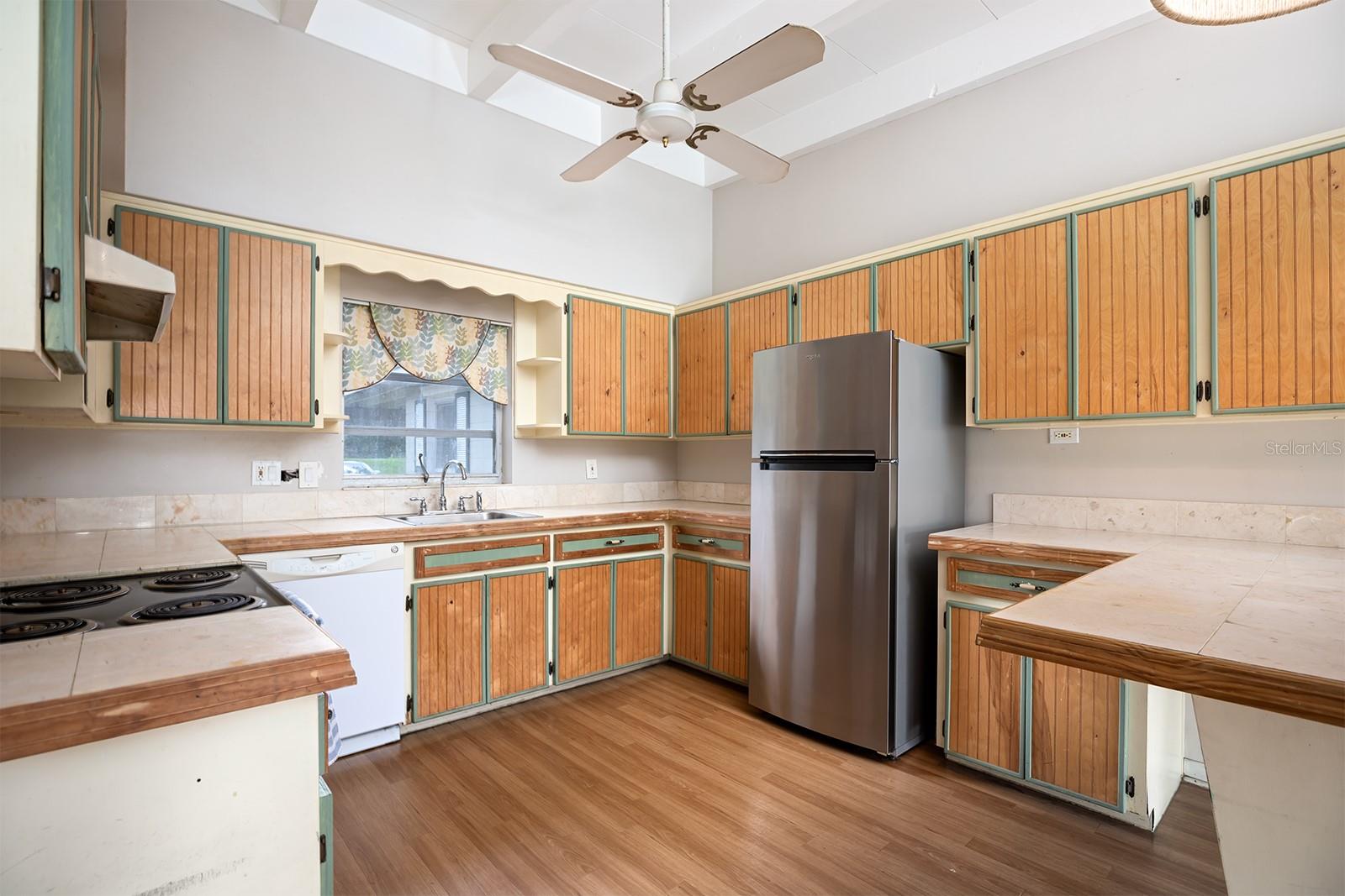 554 QUEENS MIRROR CIR