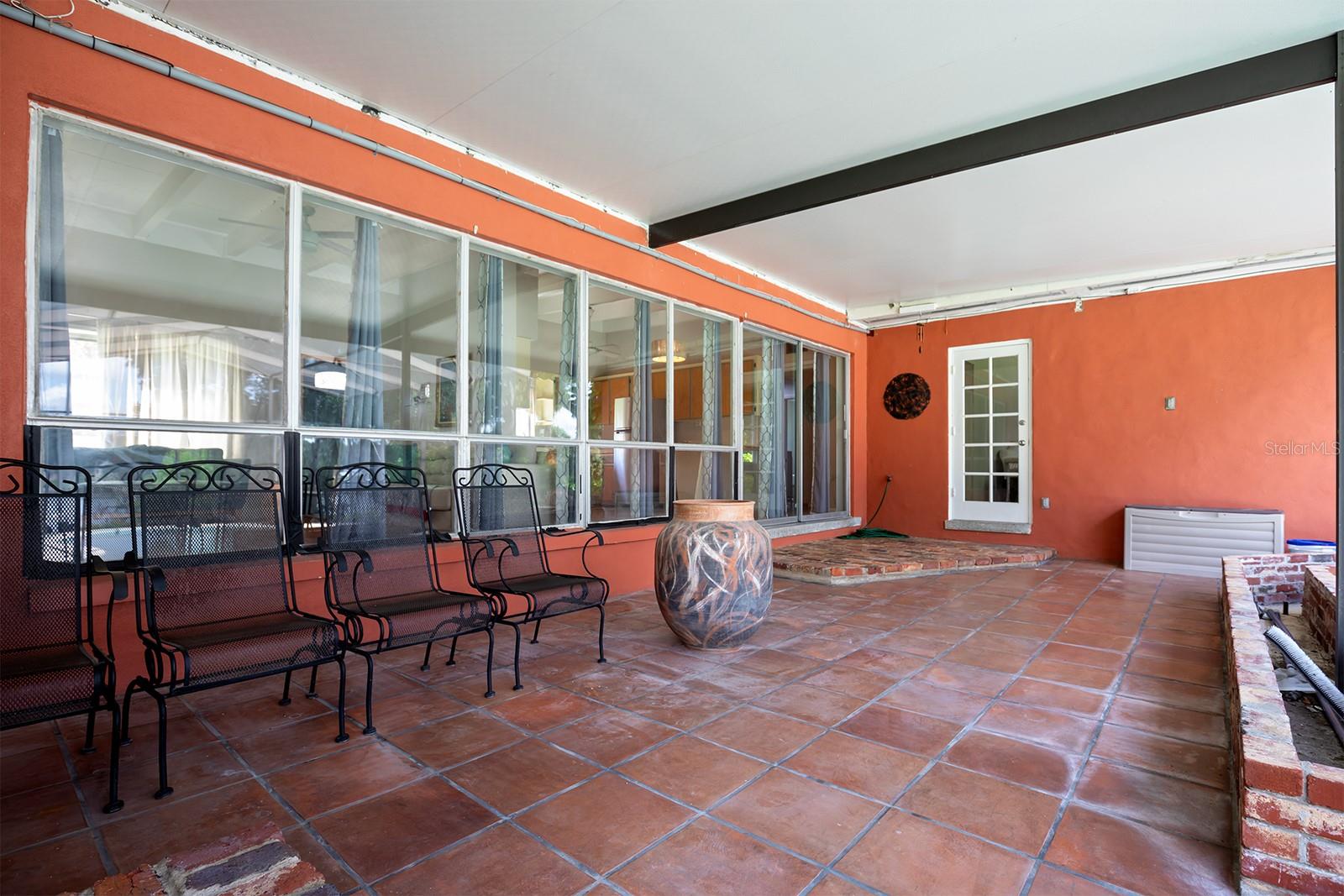 554 QUEENS MIRROR CIR