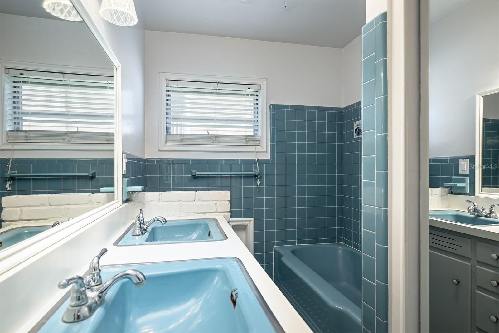 554 QUEENS MIRROR CIR