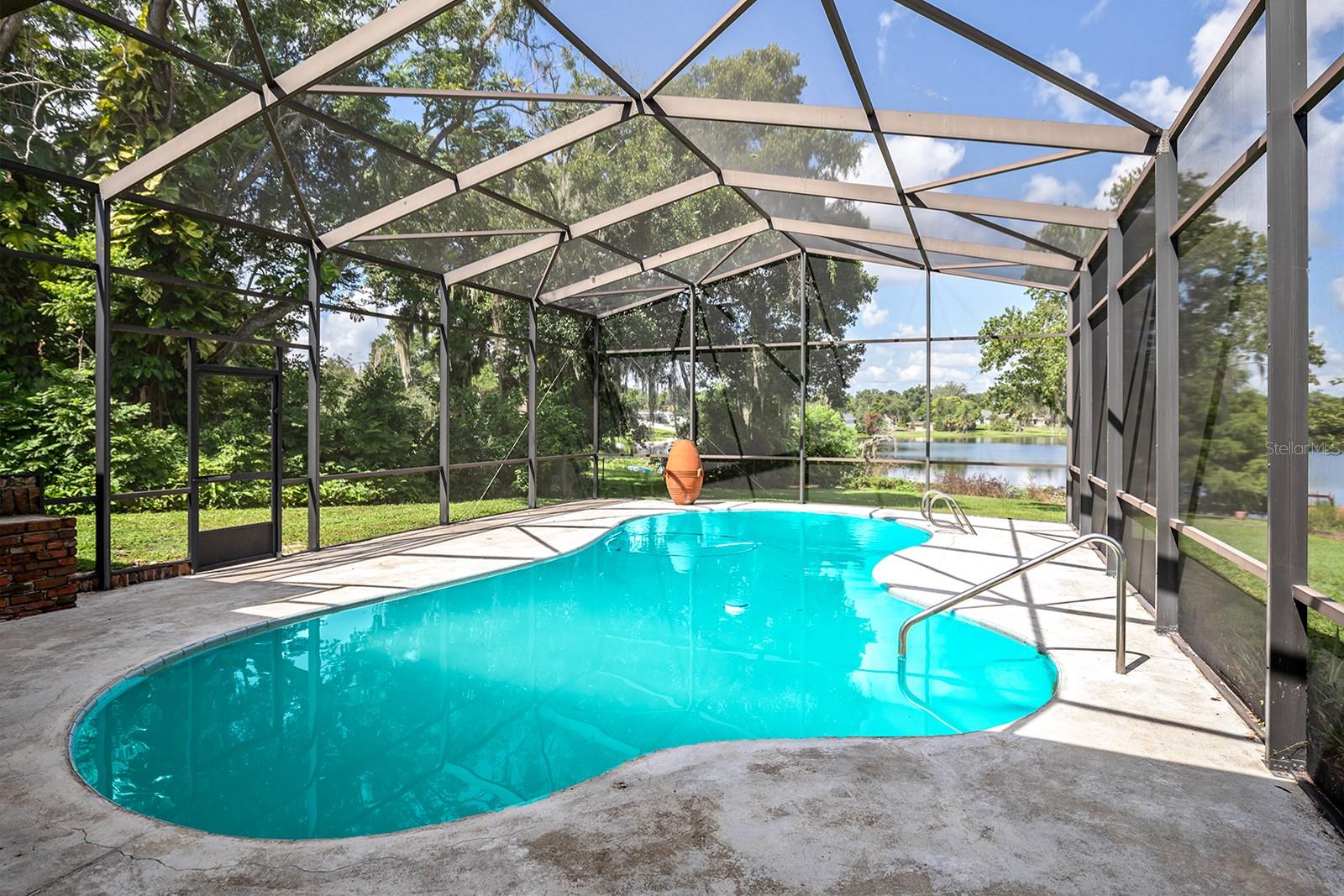 554 QUEENS MIRROR CIR