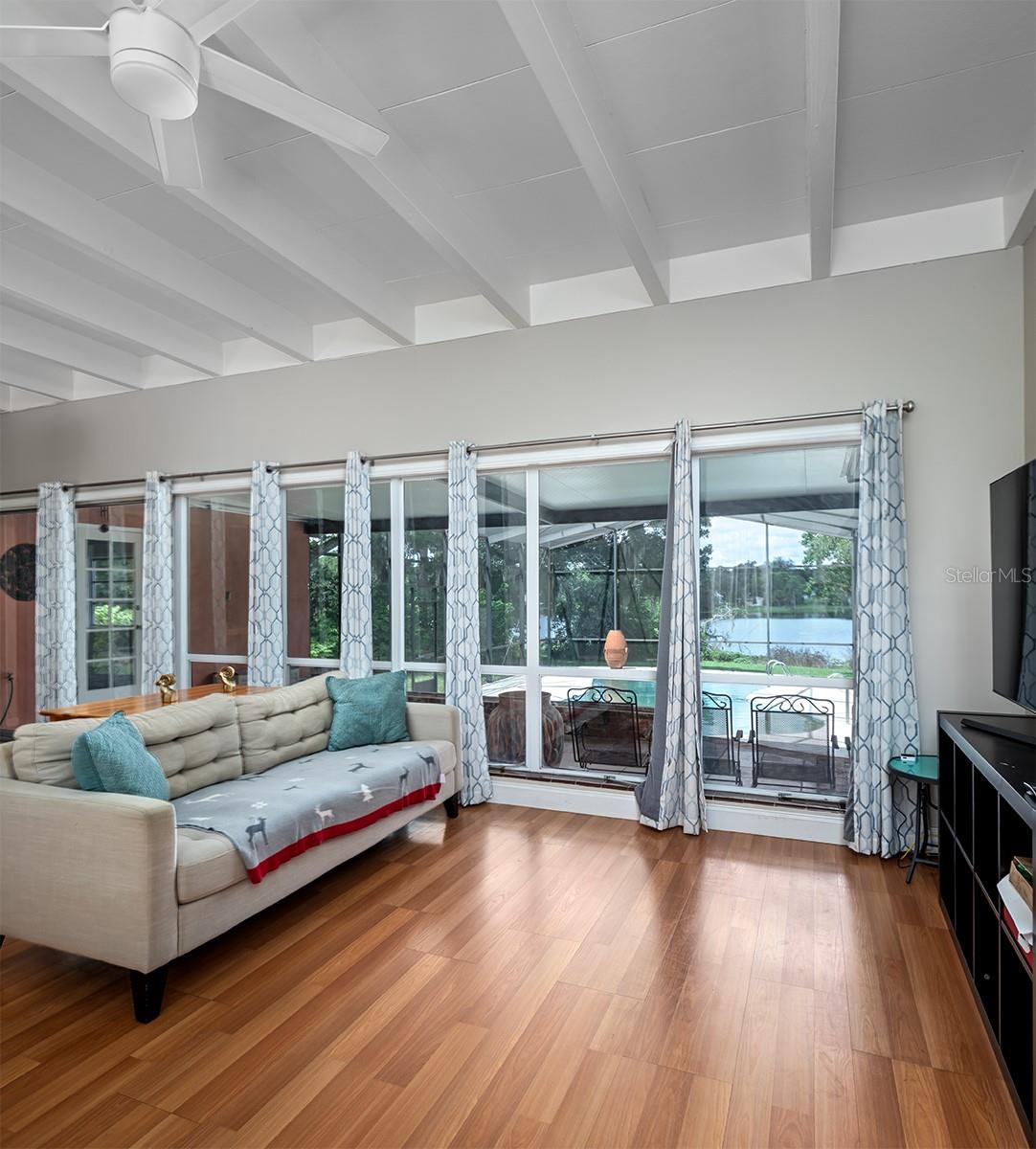 554 QUEENS MIRROR CIR