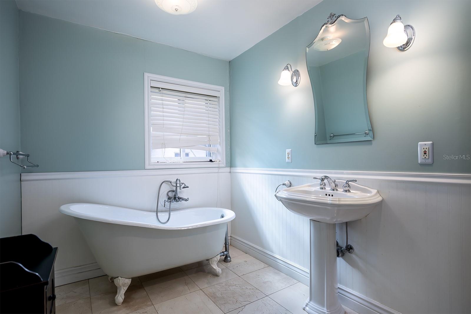 554 QUEENS MIRROR CIR
