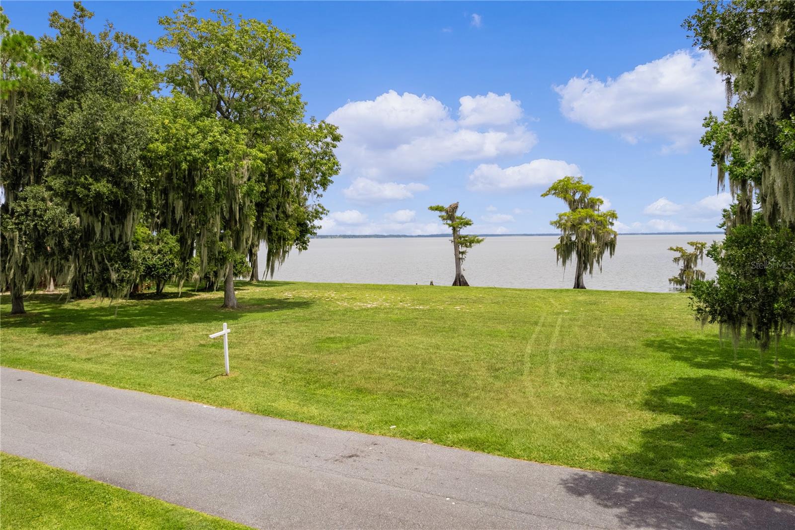LAKESHORE DR