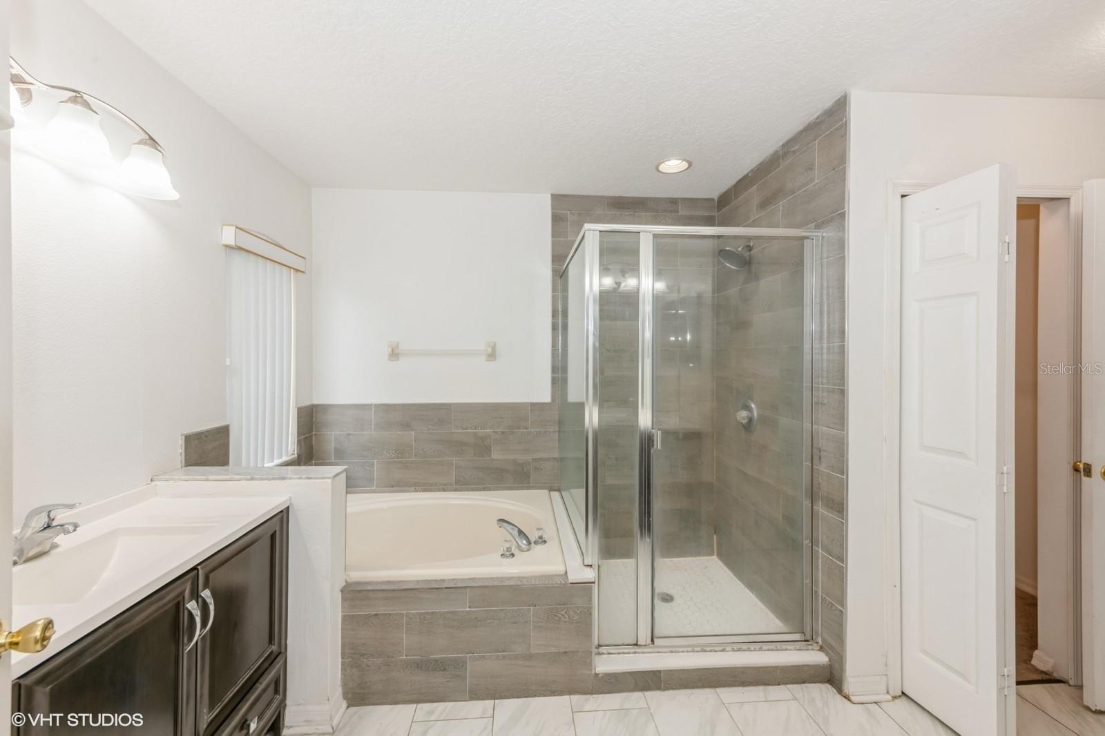 8476 LAKE AMHURST TRL