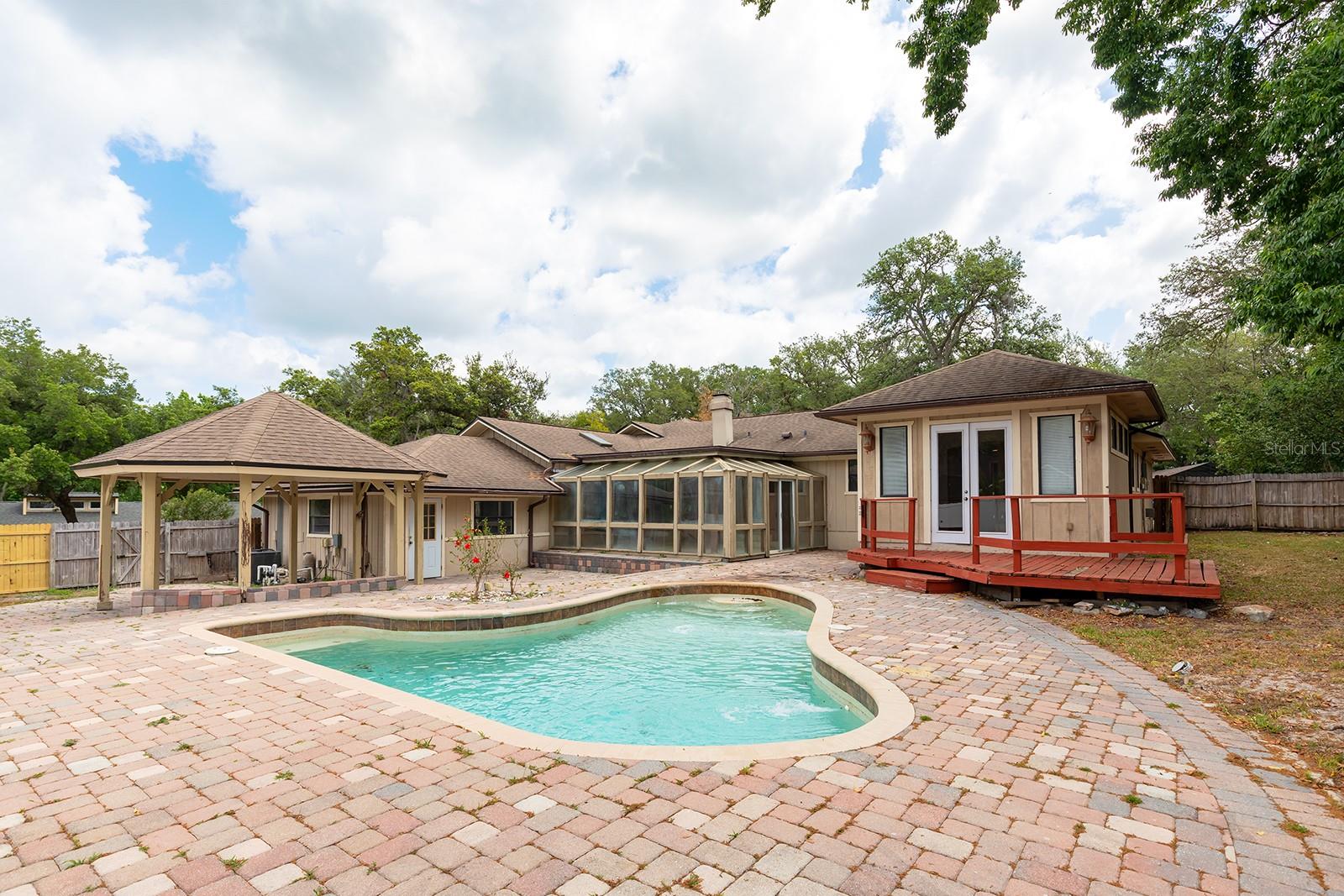 100 CRESTWOOD DR