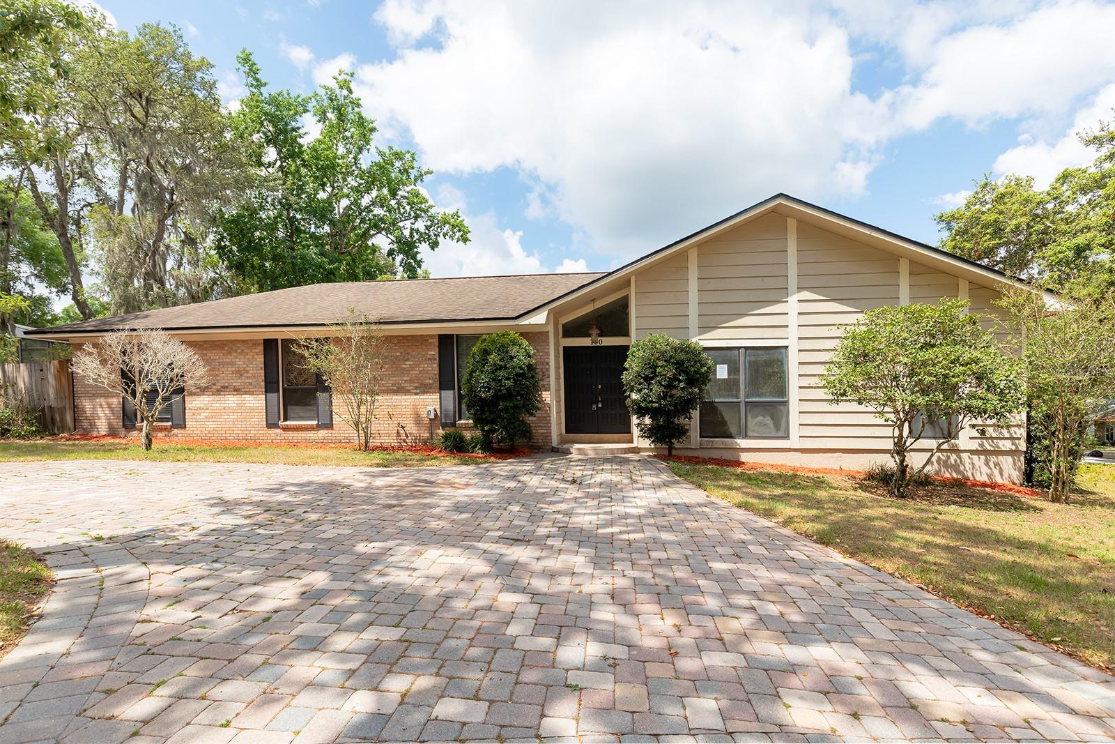 100 CRESTWOOD DR