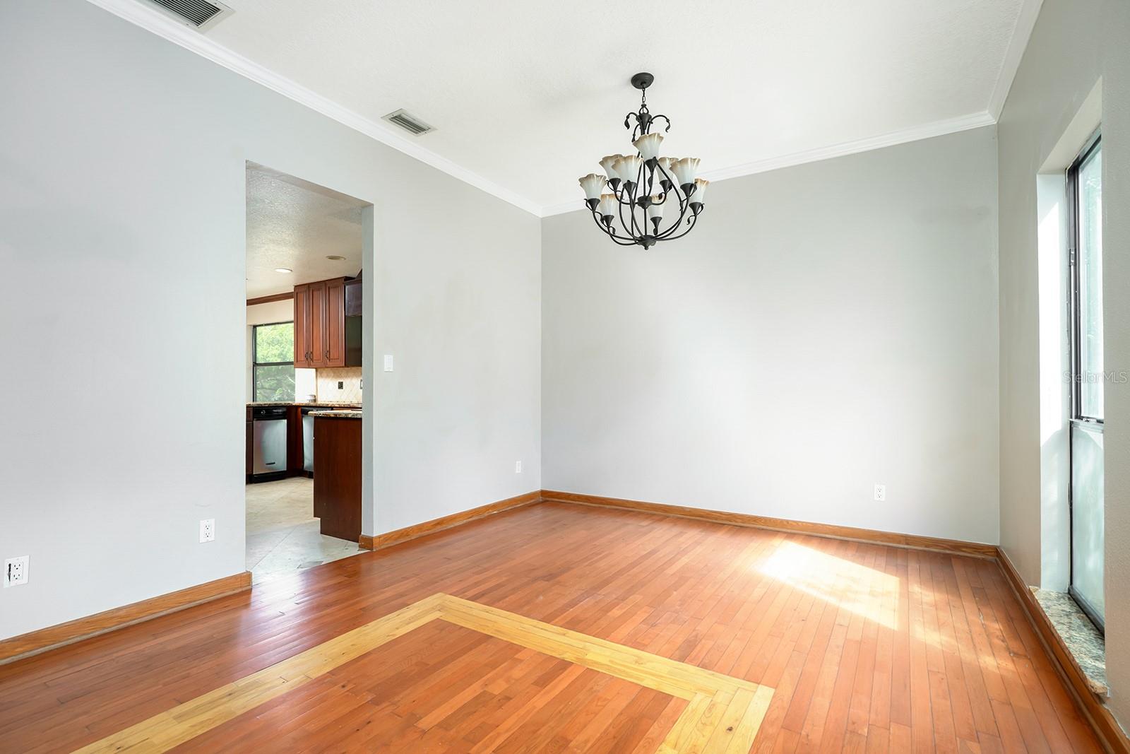 100 CRESTWOOD DR