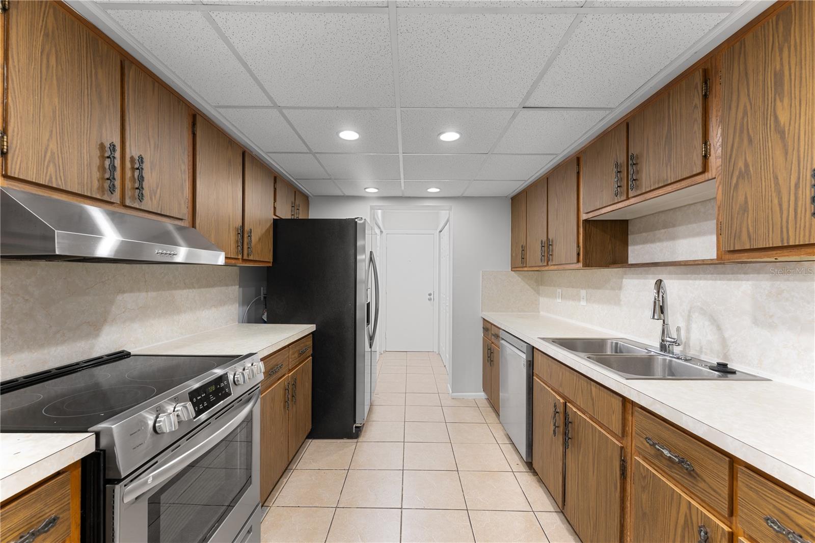 818 PARK LAKE CIR #10