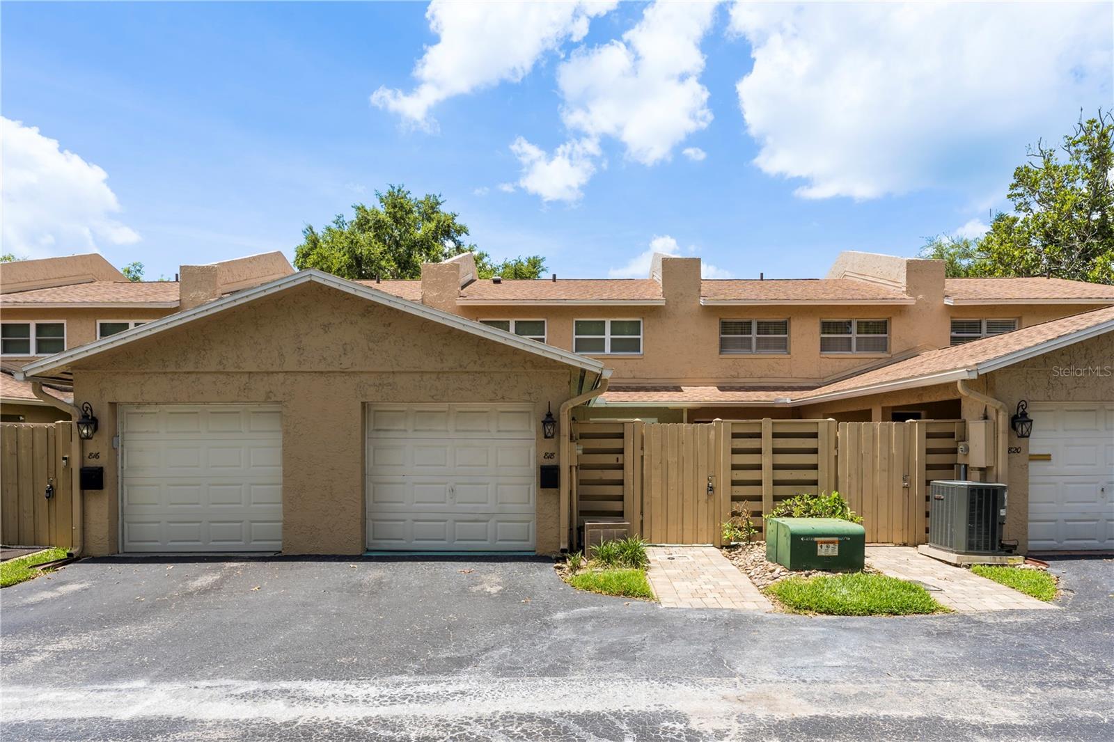 818 PARK LAKE CIR #10