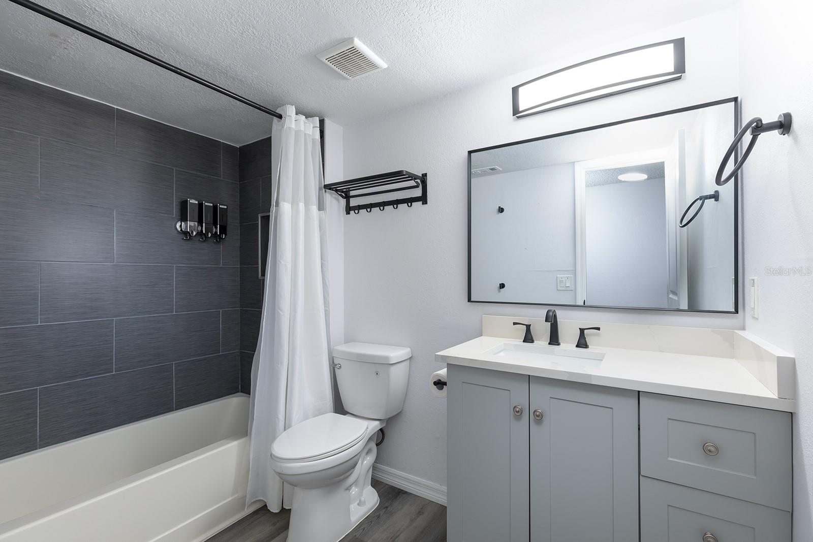 4528 COMMANDER DR #2018