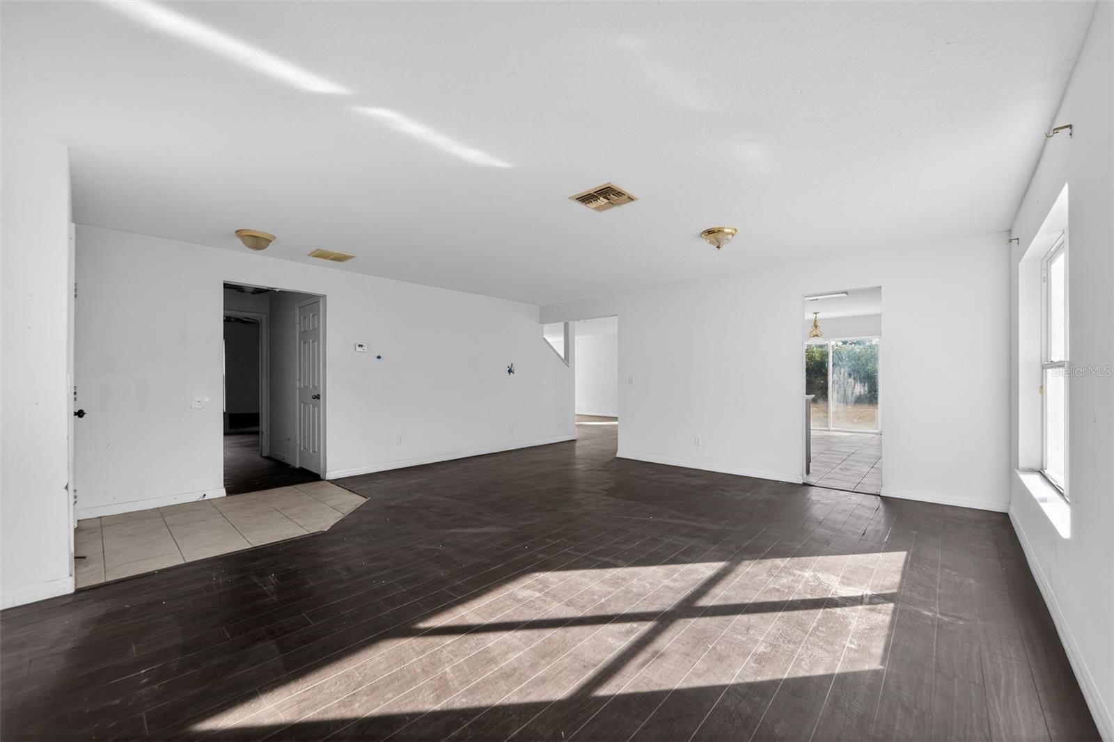 512 FLOWER FIELDS LN