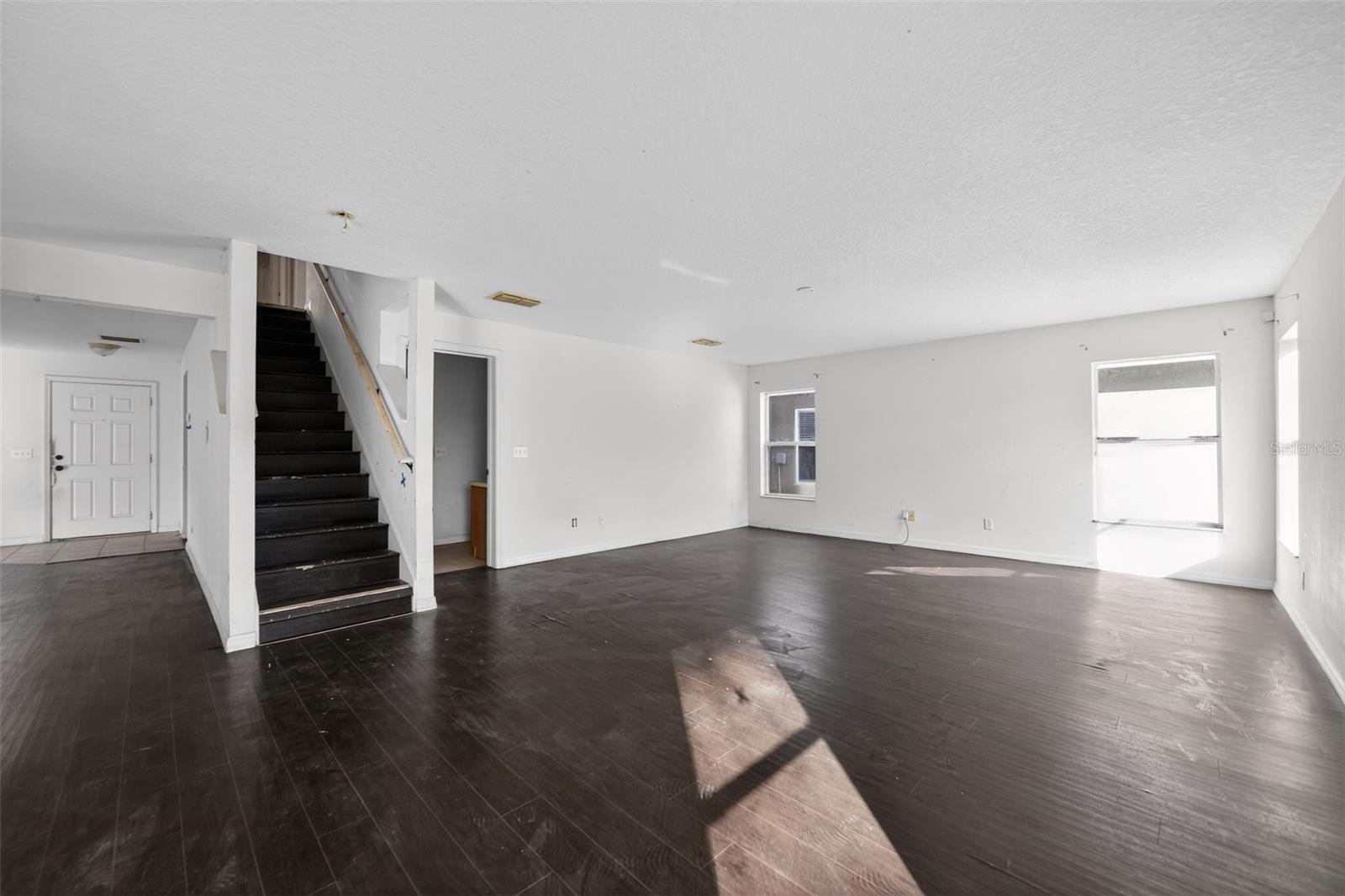 512 FLOWER FIELDS LN