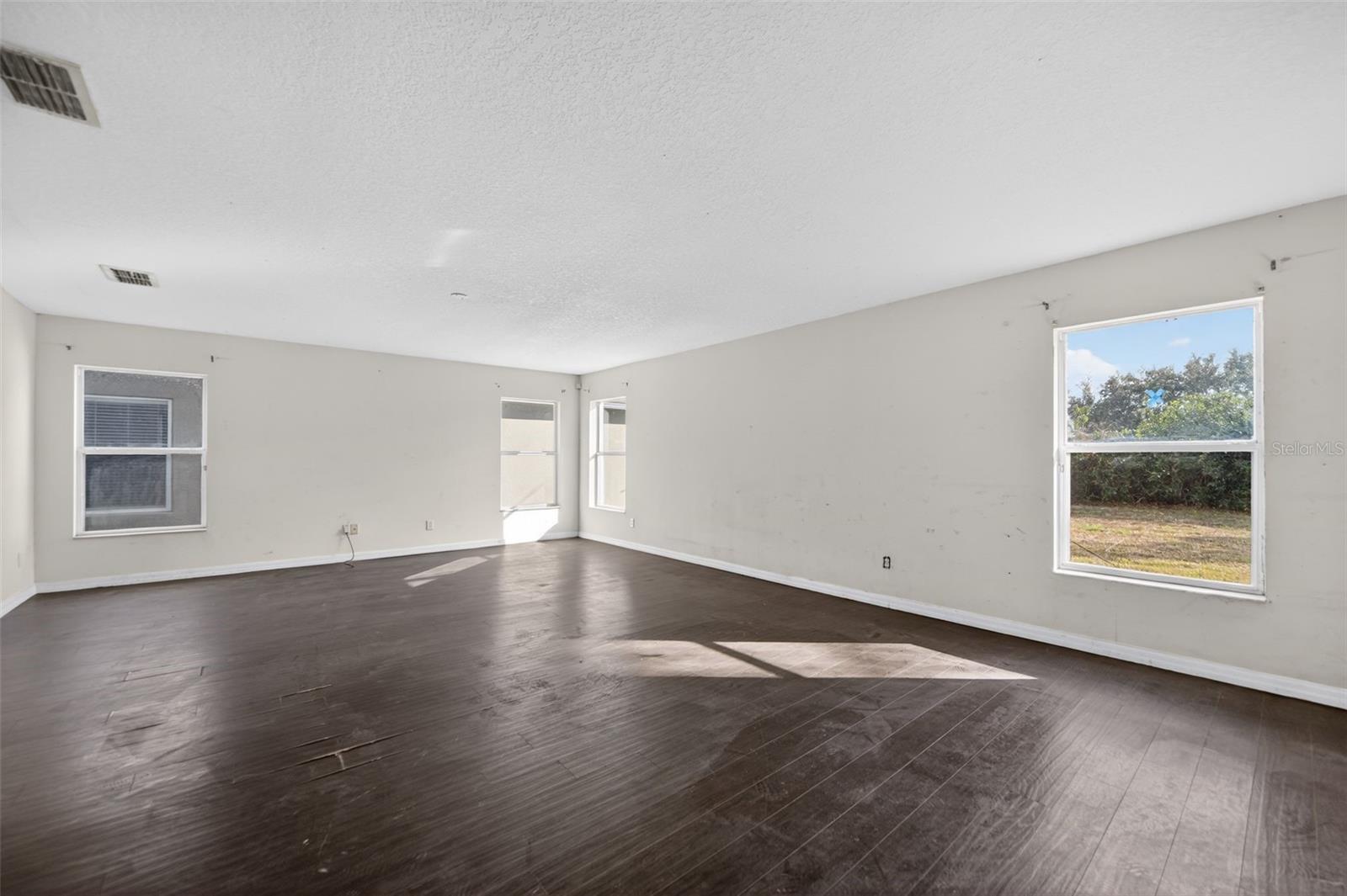 512 FLOWER FIELDS LN