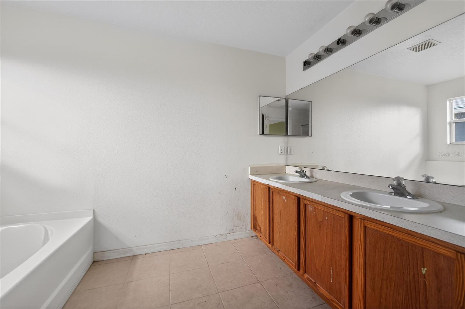 512 FLOWER FIELDS LN