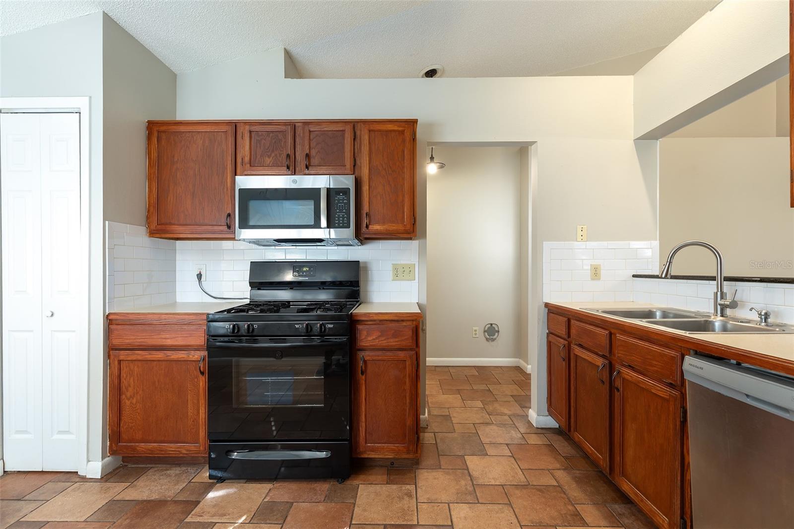 824 HILLARY CT