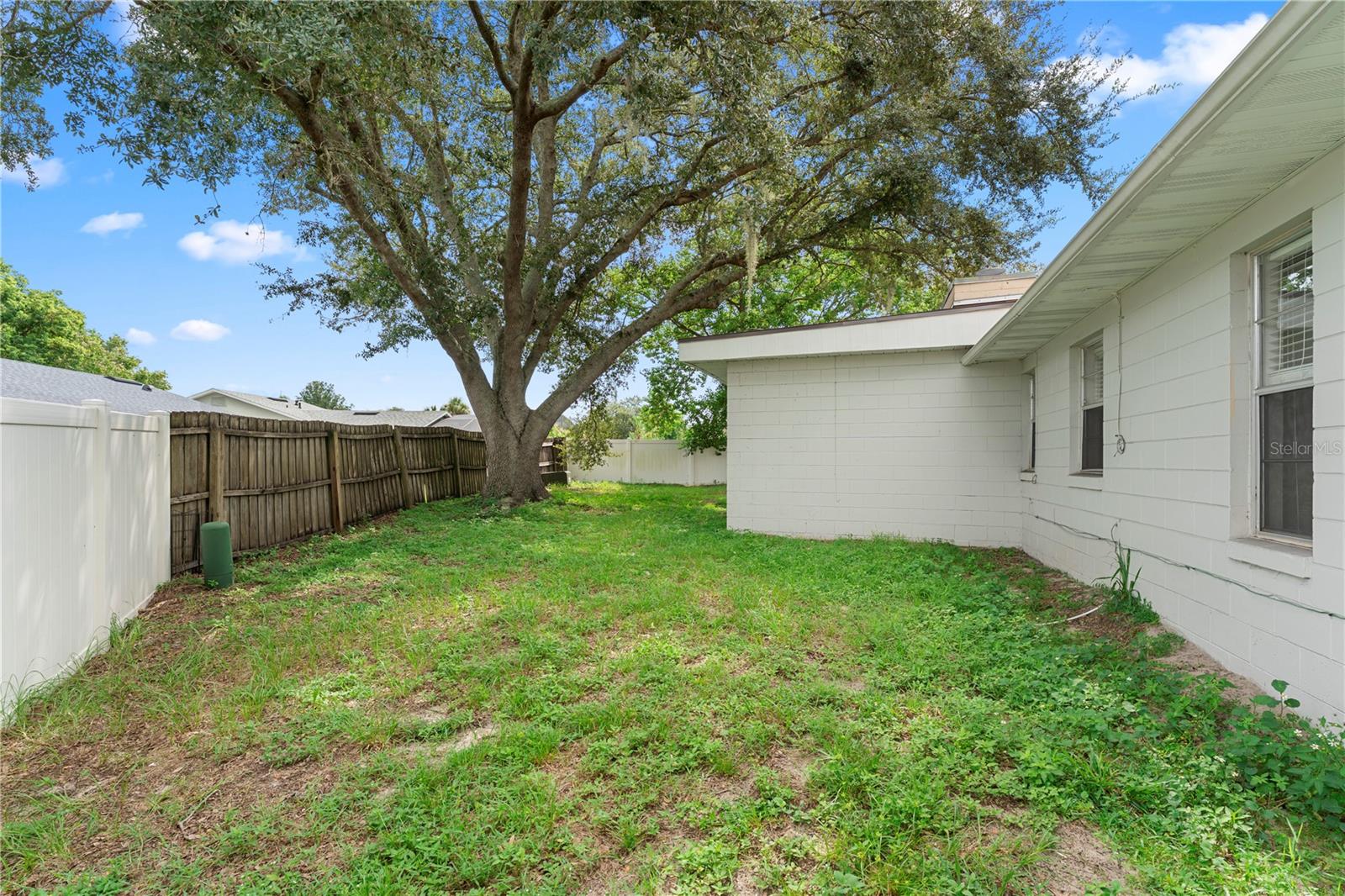 1723 CANTERBURY CIR