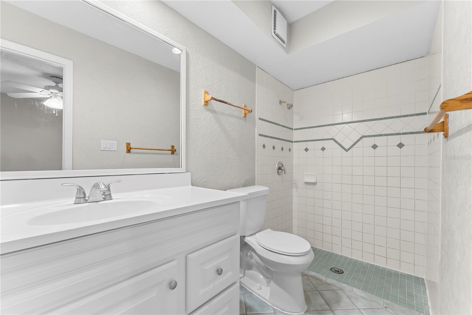 1723 CANTERBURY CIR