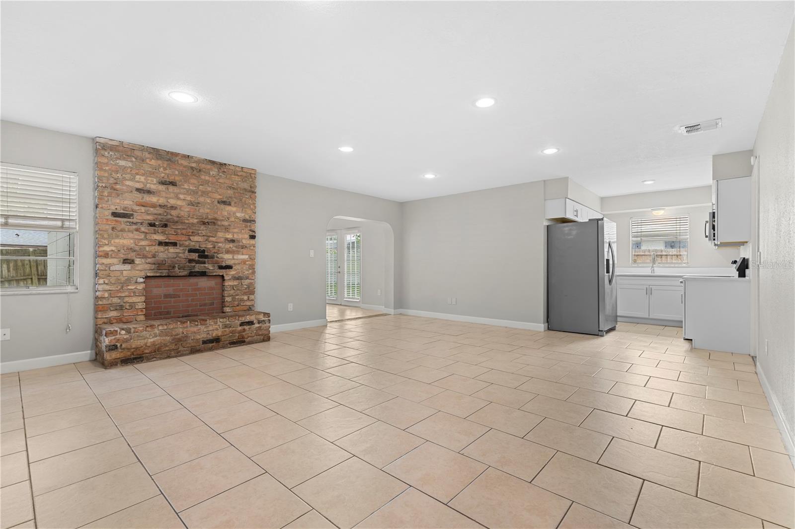 1723 CANTERBURY CIR