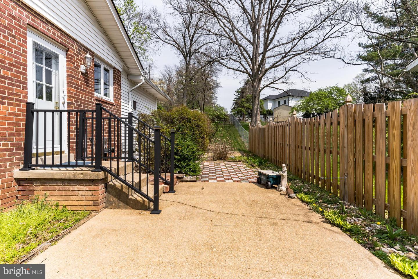 712 MEADOW LANE SW