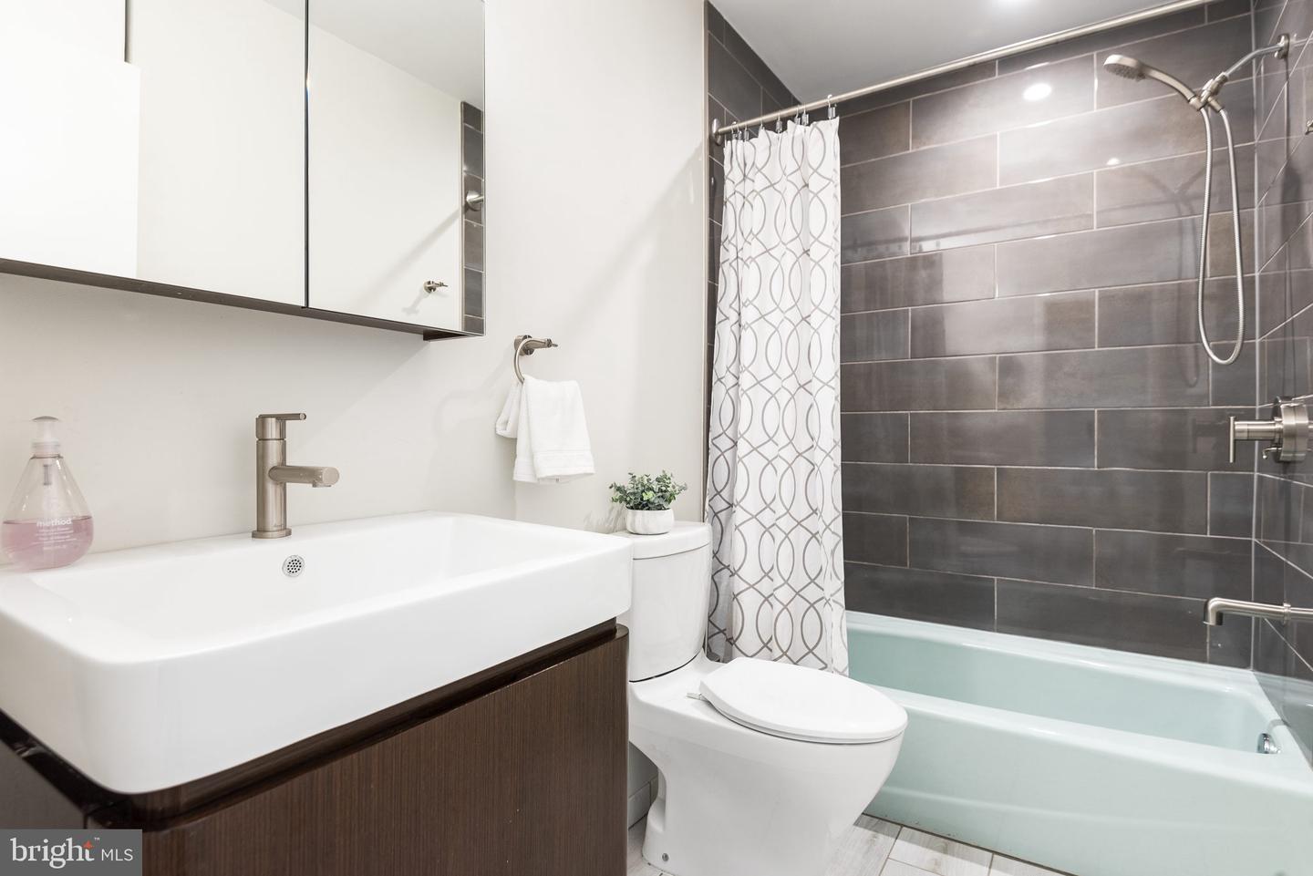 1585 INLET COURT