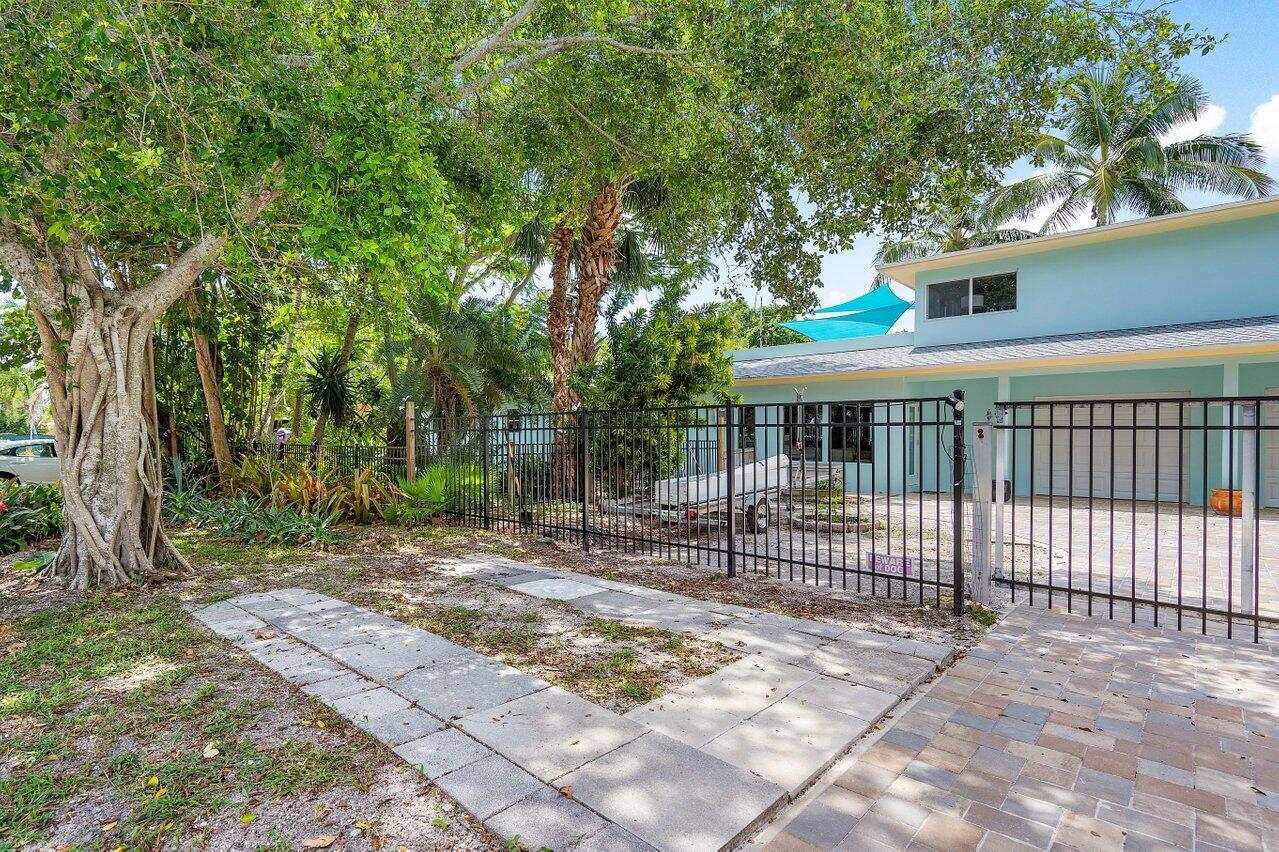 300 SE 7th Avenue