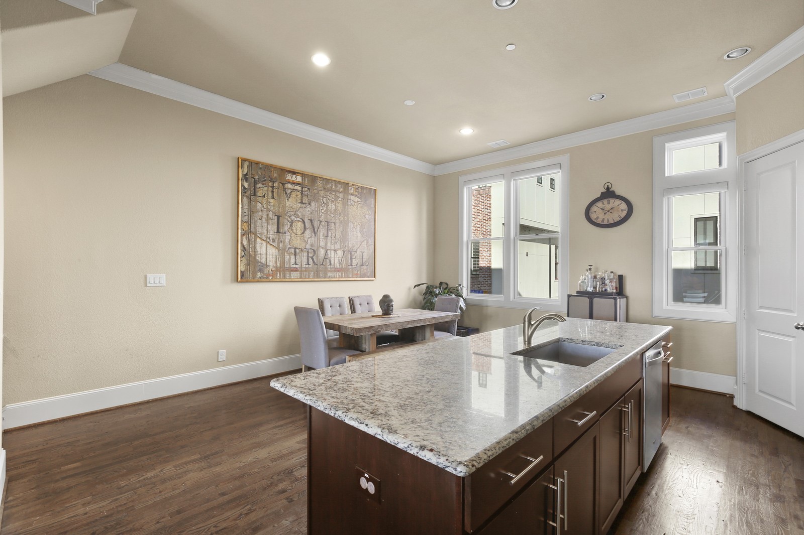 640 S Pearl Expressway