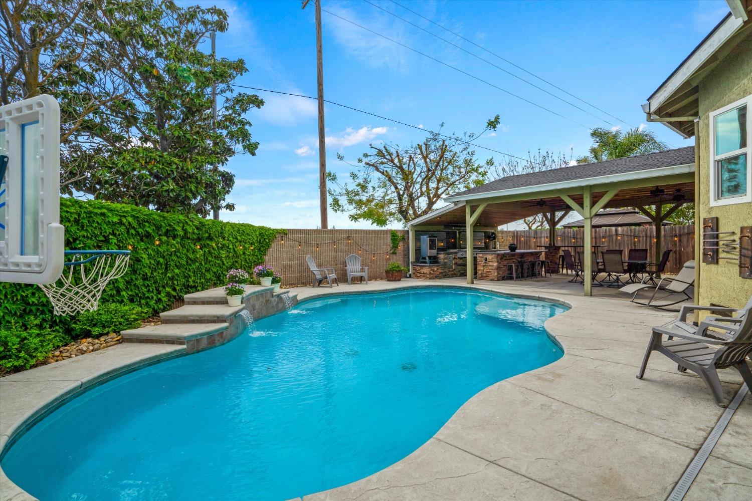 4005 Santa Maria Place