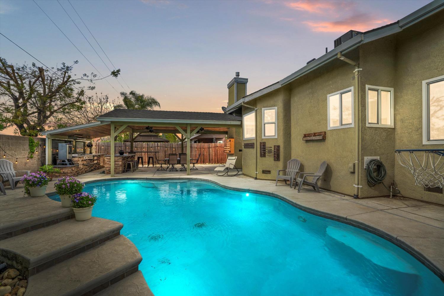 4005 Santa Maria Place