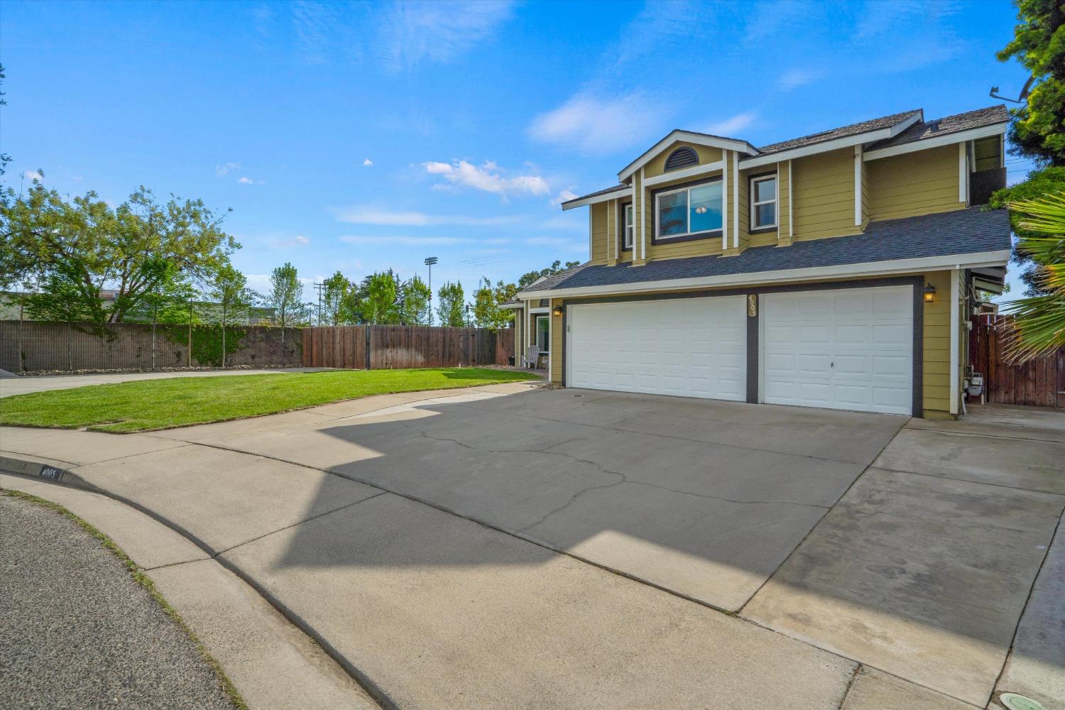 4005 Santa Maria Place