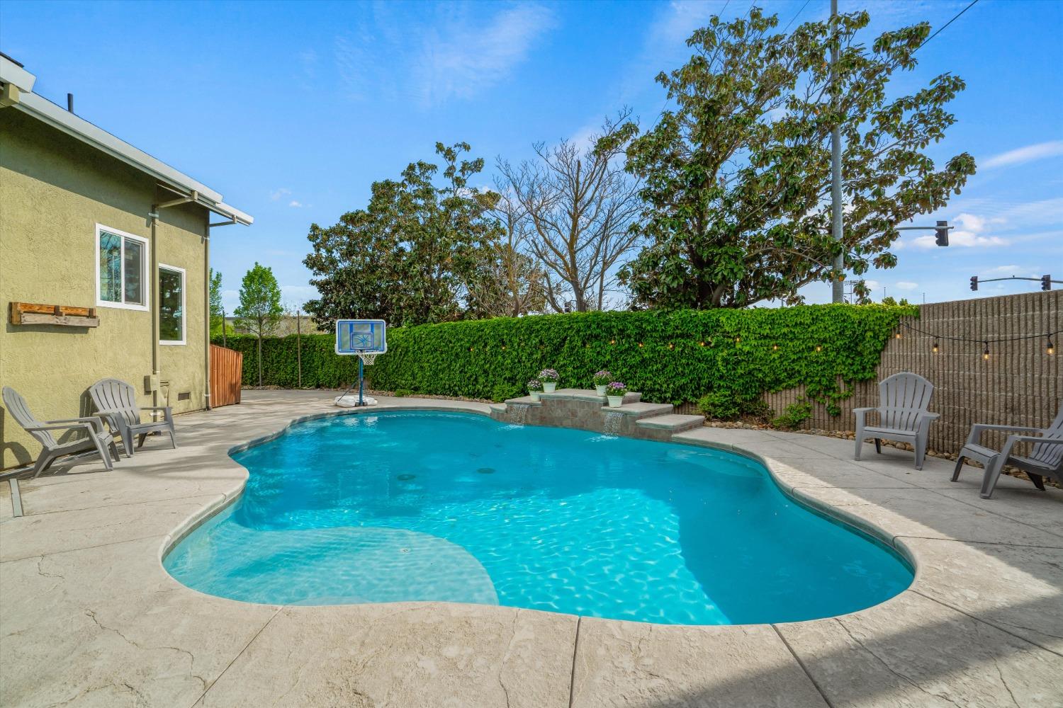 4005 Santa Maria Place