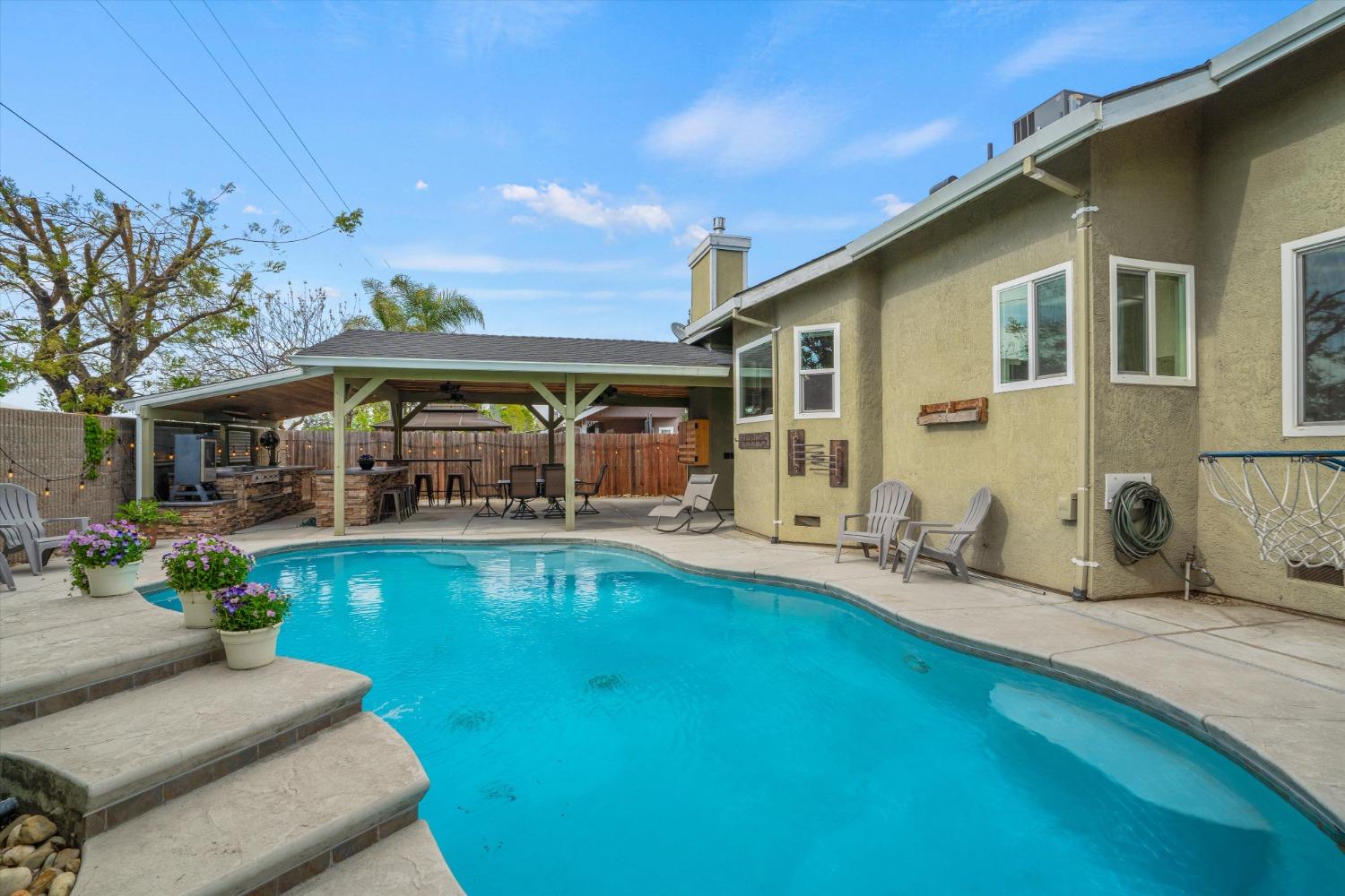 4005 Santa Maria Place