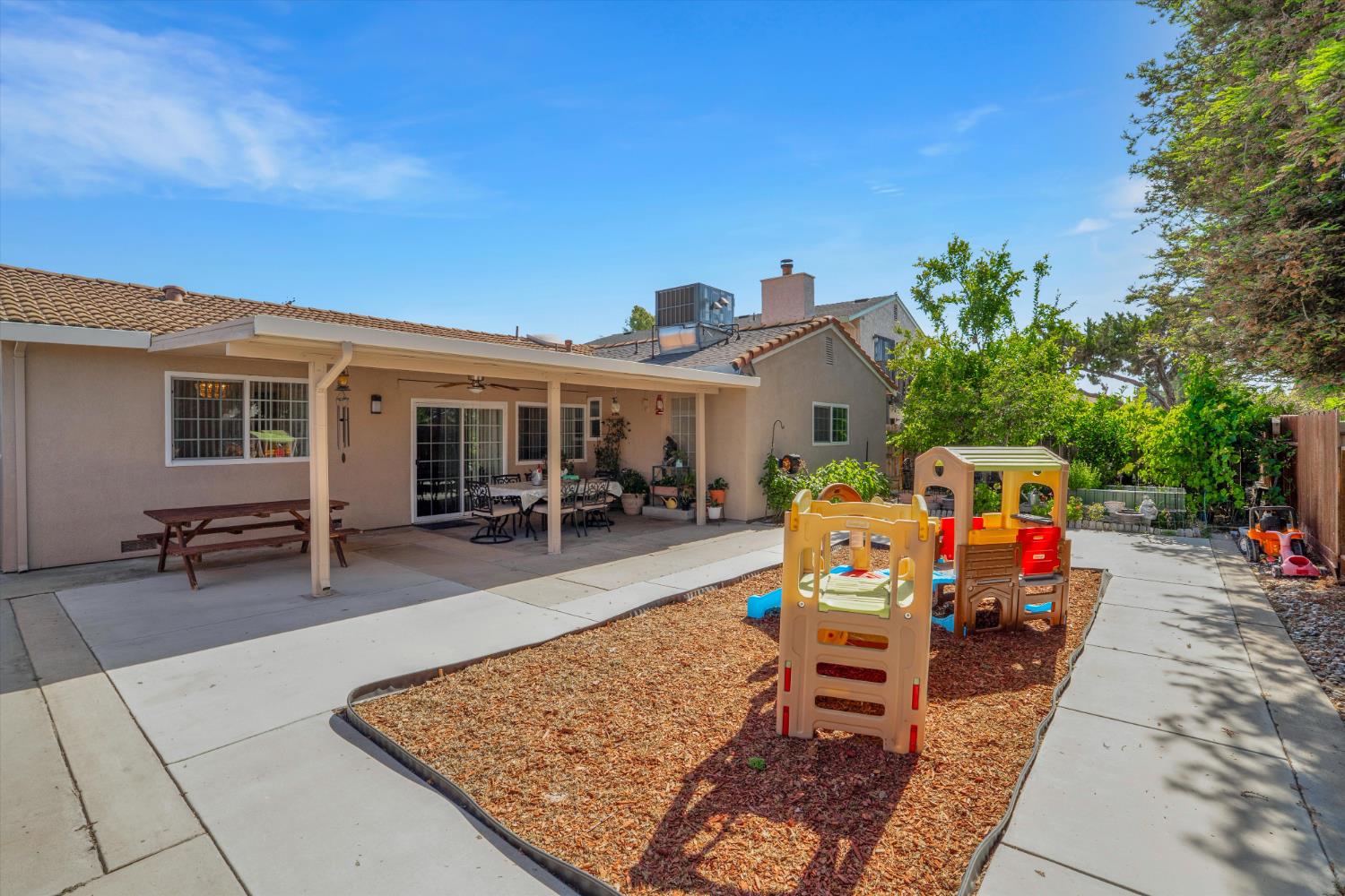 1125 W Tuolumne Road