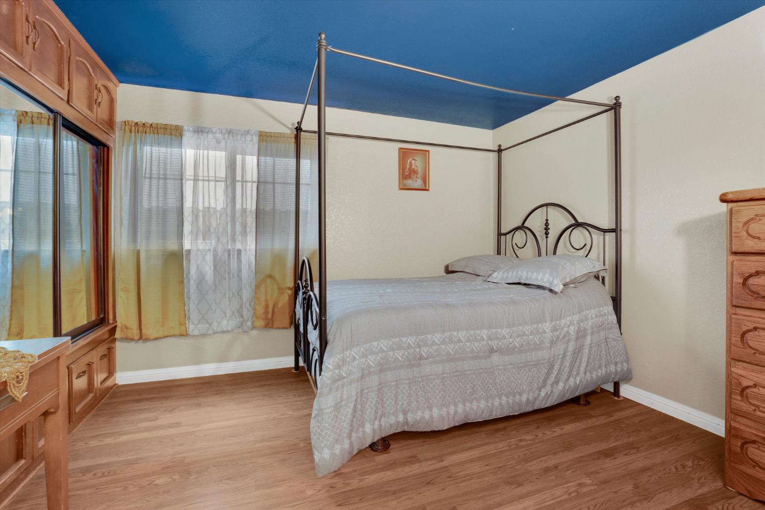 1125 W Tuolumne Road