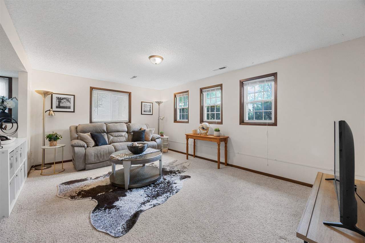 305 N Mount Vernon Dr