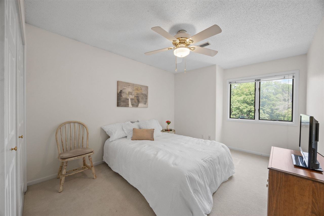 13 South View Dr NE