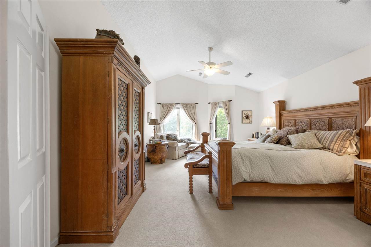 13 South View Dr NE