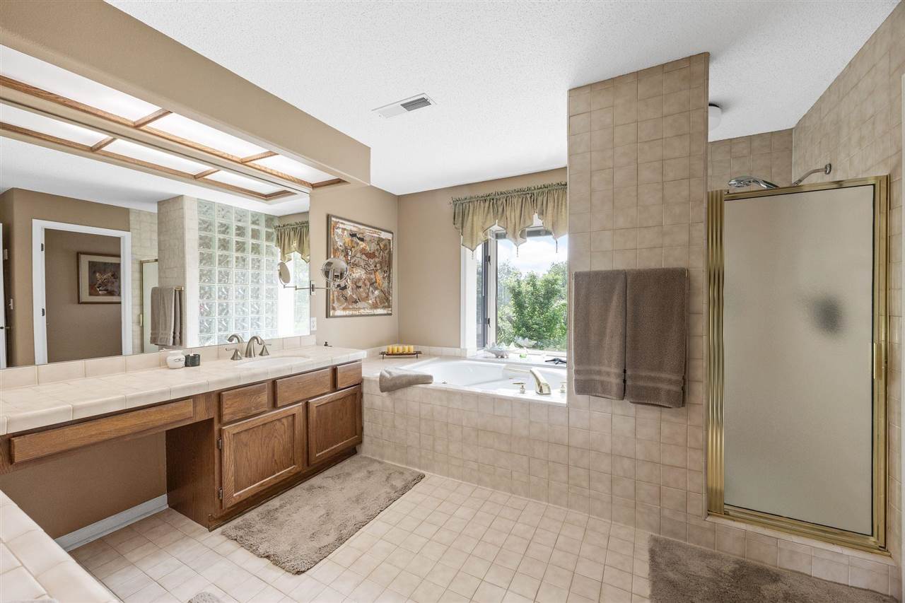 13 South View Dr NE