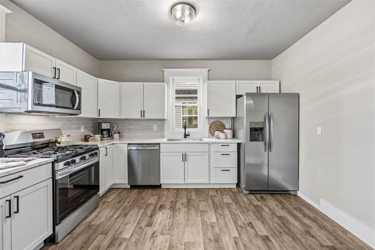 411 8th Ave SW