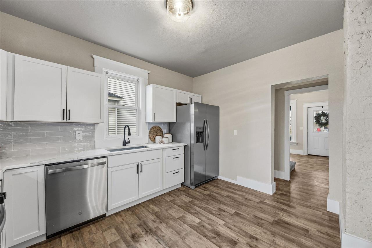 411 8th Ave SW