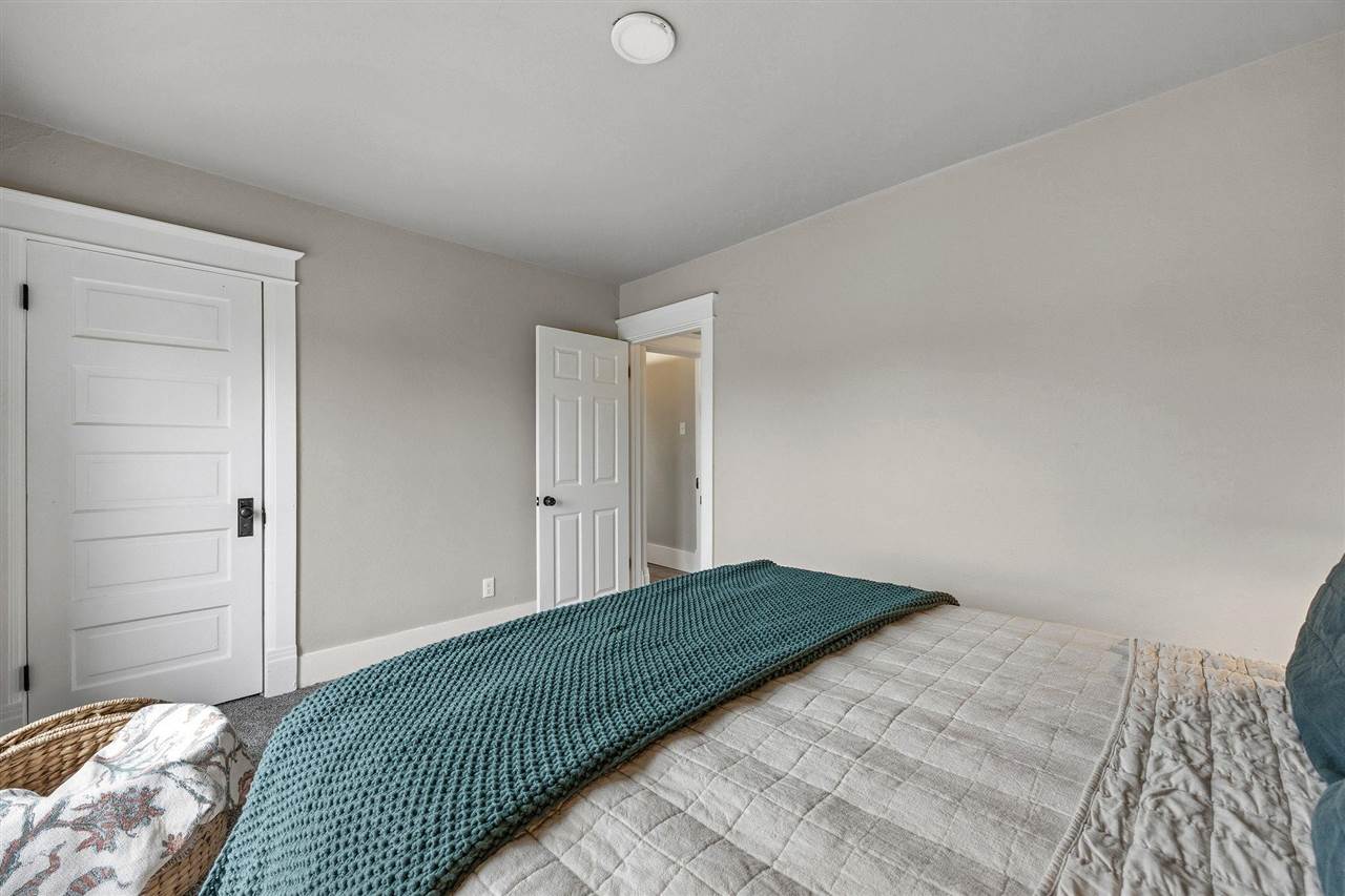 411 8th Ave SW
