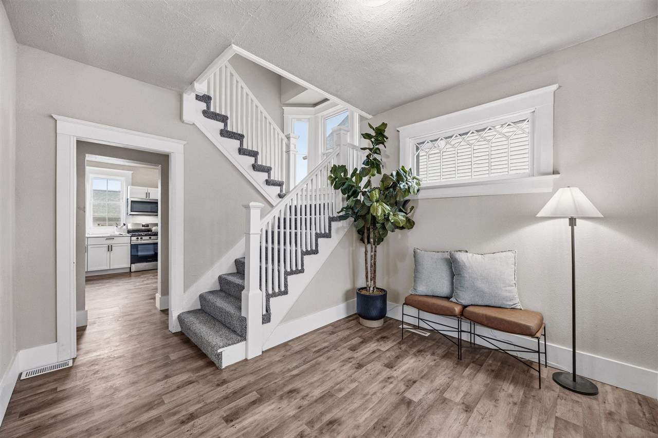 411 8th Ave SW