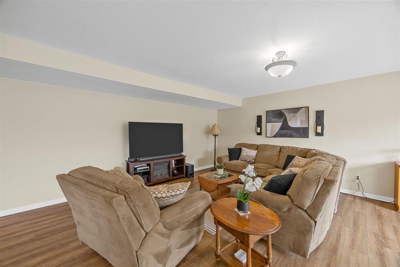 1926 Meadow Ridge Ln